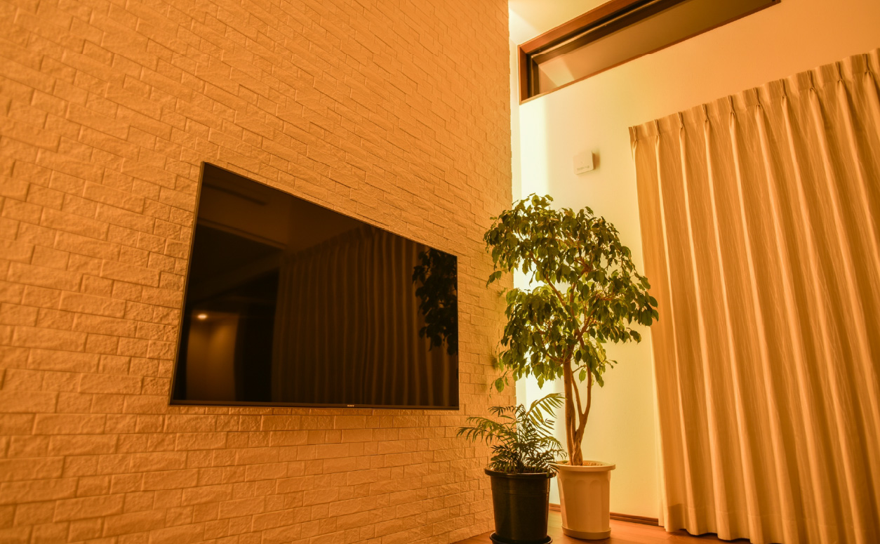 壁を照らして「素材やテレビまわり」を引き立てる